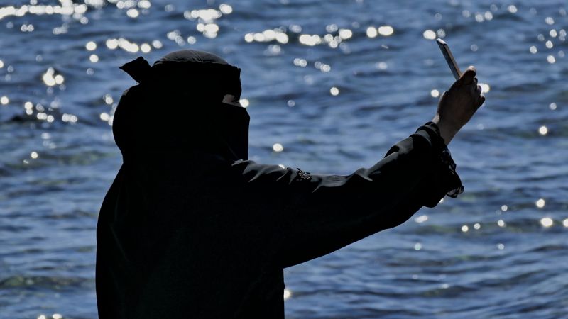 В Ташкенте задержали мужчину в парандже и женской одежде 