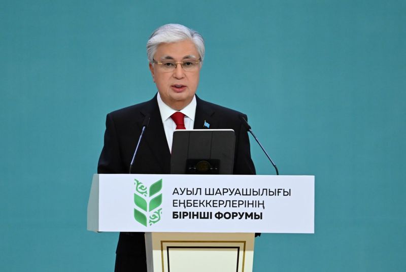 Получают немного, а работают допоздна: Токаев о премиях для госслужащих