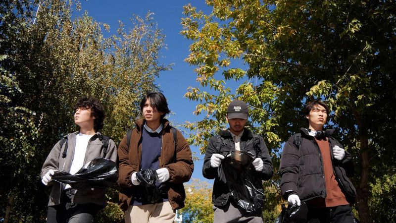 Студенты убирают Астану под хит Ерке Есмахан: в столице проводят акцию