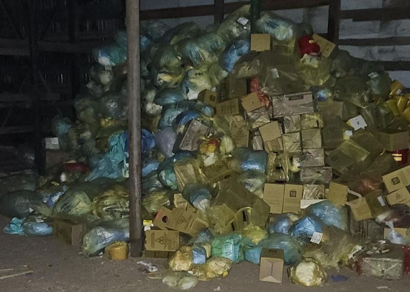 Опасные медицинские отходы хранили на складе в Костанае