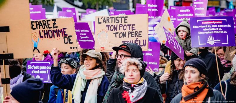 Десятки тысяч французов вышли на демонстрацию против насилия над женщинами