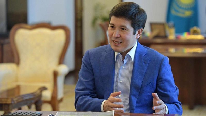 Размер своей месячной зарплаты назвал глава Фонда медстрахования