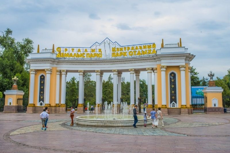 Девушка выпала из кабинки колеса обозрения и разбилась в Алматы