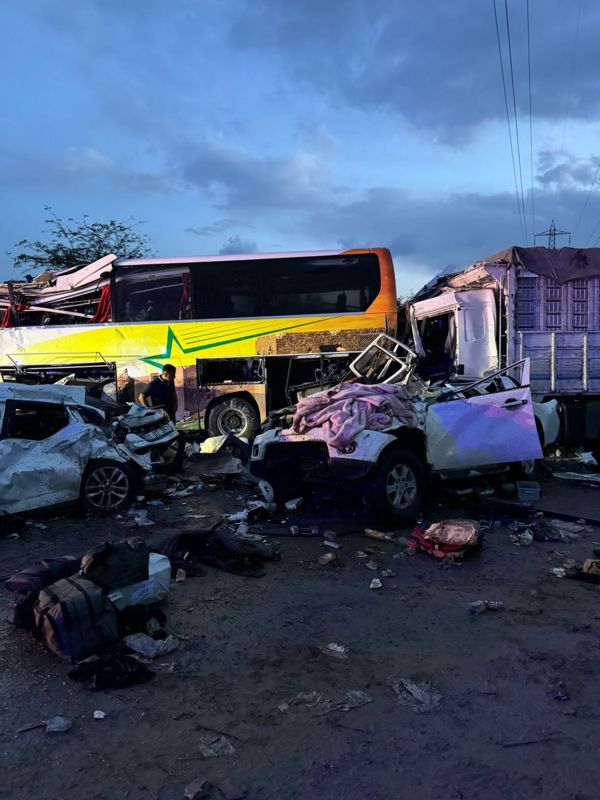 10 человек погибло, почти 40 ранено: в Турции автобус столкнулся с грузовиком