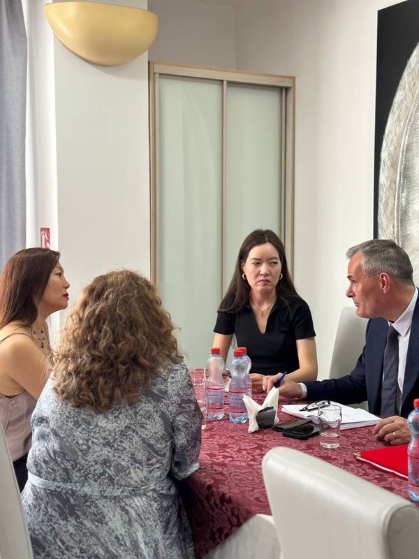 Глава FlyArystan встретился с мамой 12-летней девочки, которую не пустили на борт самолета