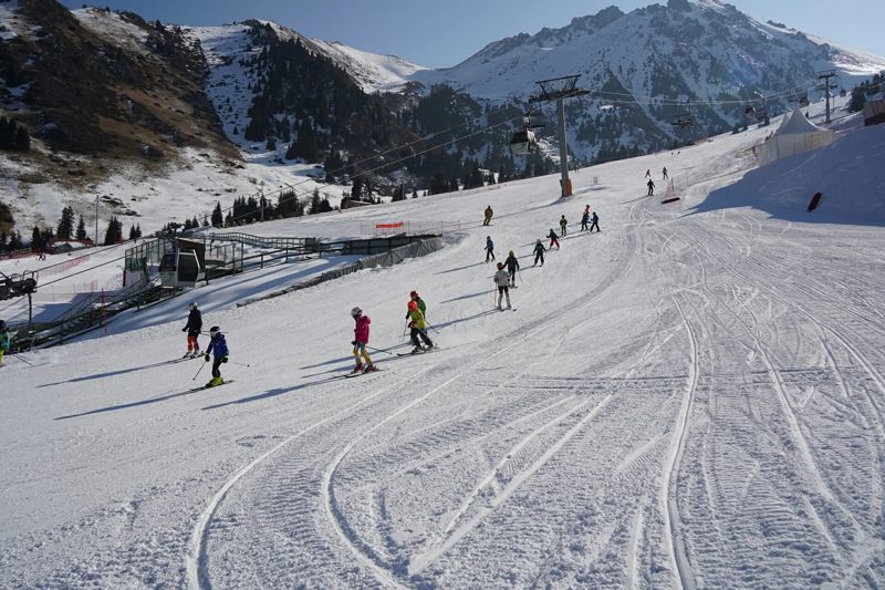 Взрывы и выстрелы: как спускают лавины в горах Алматы и что должно быть в рюкзаке фрирайдера