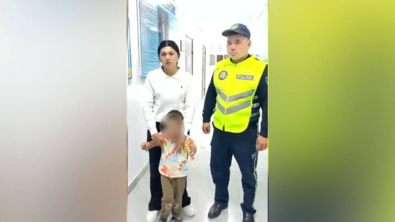 В Туркестане 4-летнего мальчика нашли в ТРЦ за три километра от дома
