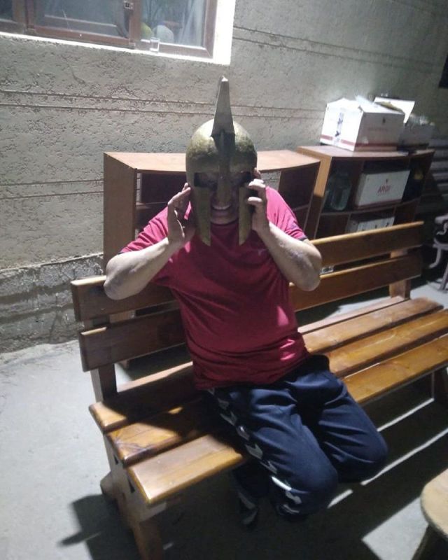 В "троянском шлеме" застряла голова кызылординца - спасателям пришлось применить силу