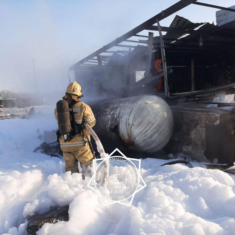 66 газовых баллонов вынесли спасатели из здания заправочной станции, где произошел хлопок газа в Караганде