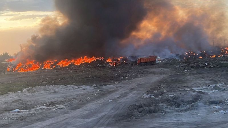 В ЗКО горят два мусорных полигона