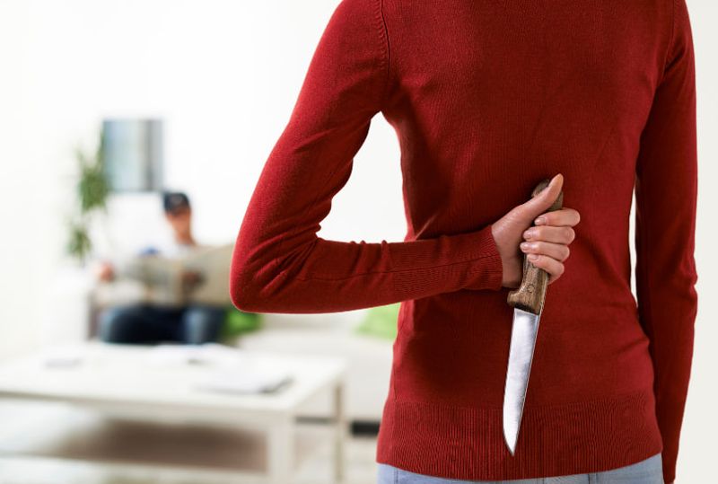 Мужчина получил ножевое ранение из-за конфликта на почве ревности в Сатпаеве