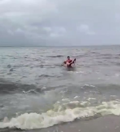 В Акмолинской области спасатель на руках вынес из воды тонущую женщину