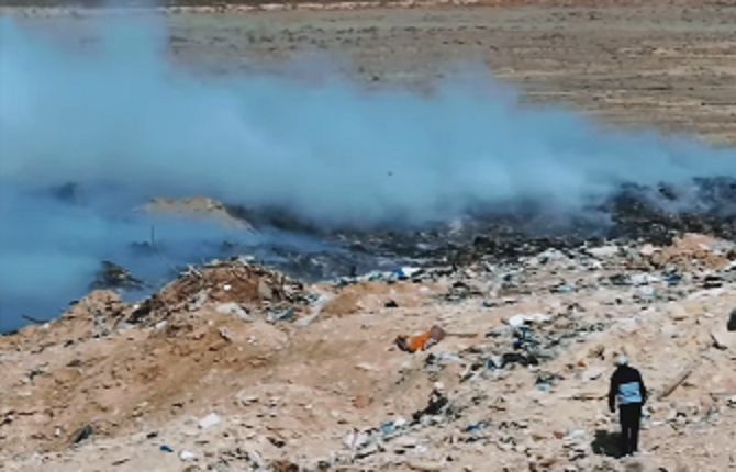 От жуткого запаха гари проснулись сегодня актаусцы - там тлеет мусорный полигон