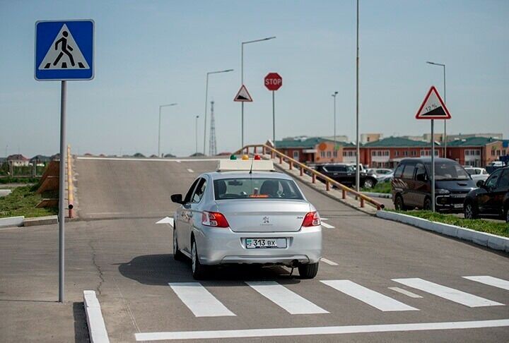 Сотни алматинцев не могут сдать экзамен по вождению из-за сбоя в спецЦОНе