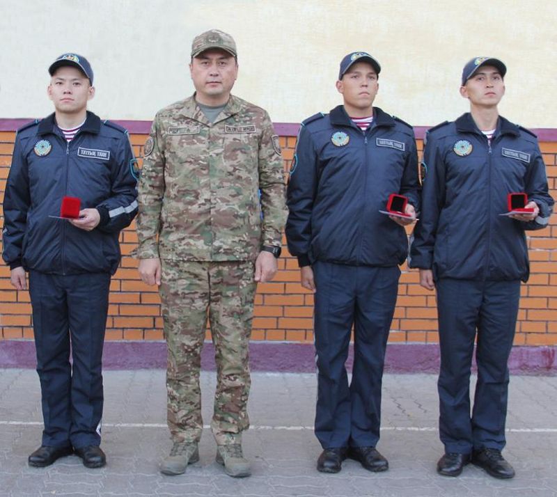 В Астане наградили бойцов Нацгвардии, спасших молодую девушку