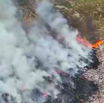 В Конаеве больше суток тушат мусорный полигон