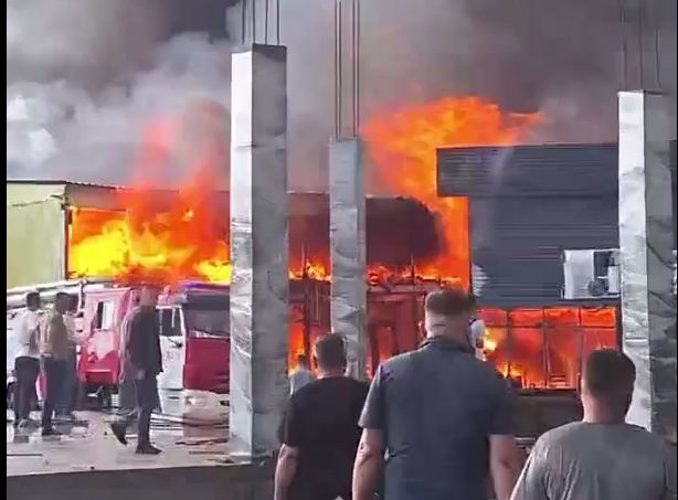 К тушению пожара в Алматы привлекли вертолёт: что известно к этому часу?