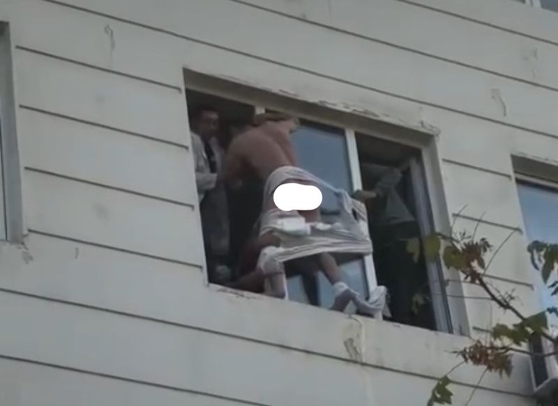 Пациент больницы в Актау пытался выпрыгнуть из окна