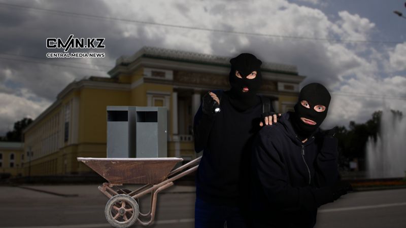 Горе-воры пытались украсть урны возле театра оперы и балета  в Алматы