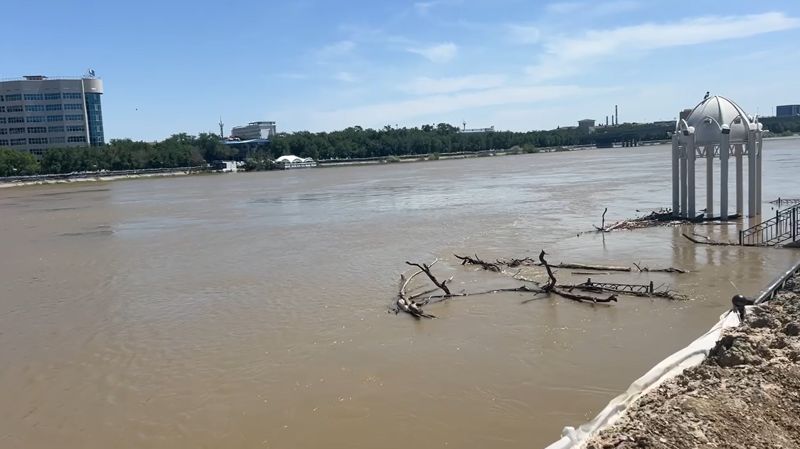 В Атырауской области уровень воды в Жайыке продолжает падать