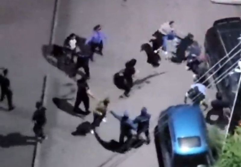 Массовая драка произошла на глазах сотрудников полиции в Караганде
