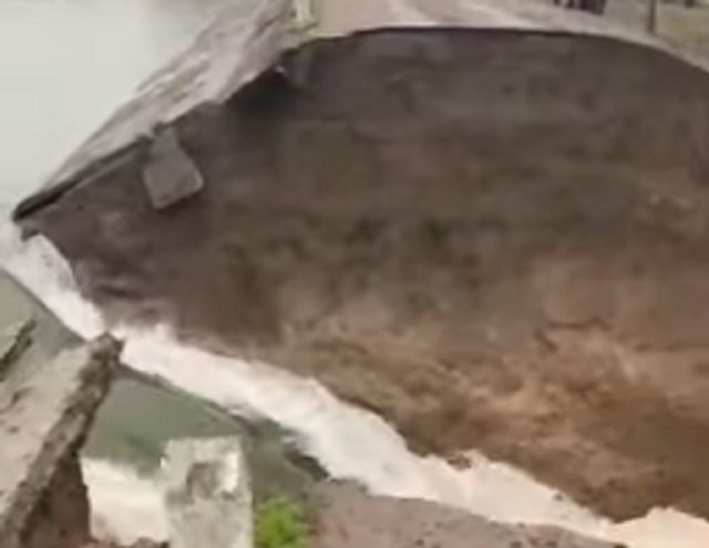 Плотина повреждена на водохранилище в Алматинской области