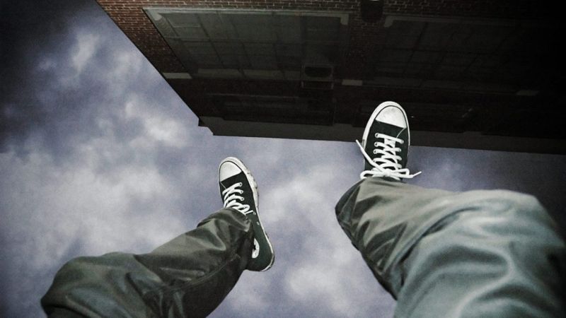 Оставил предсмертную записку: школьник выпрыгнул из окна пятого этажа в Алматы