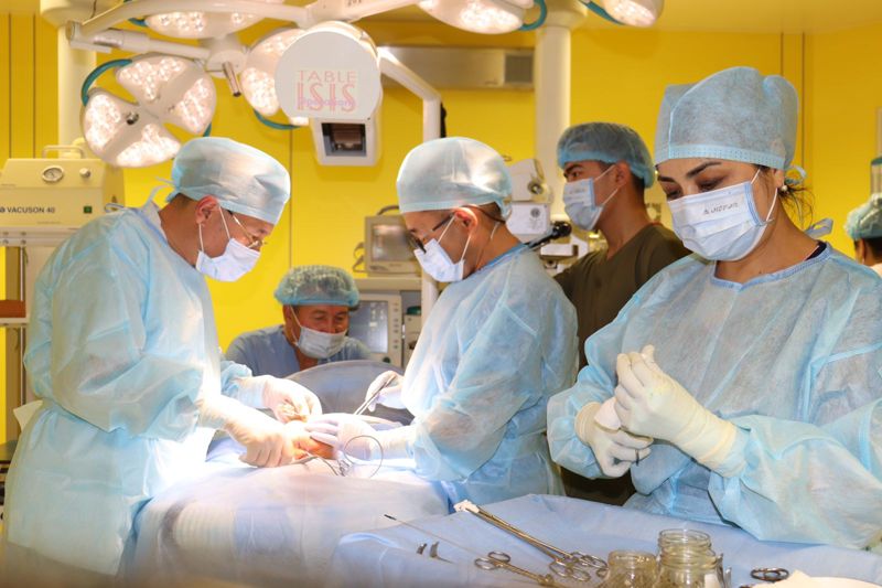 Килограммовую опухоль удалили у новорожденного ребёнка в Алматы