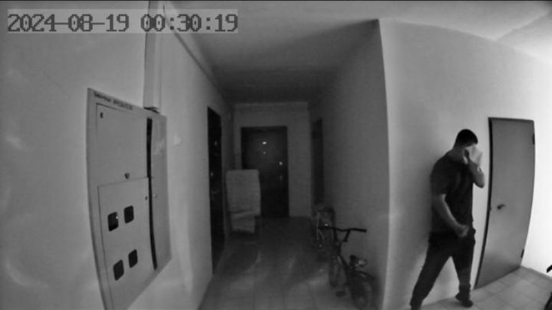 В Актау разыскивают мужчину, который по ночам мастурбирует в подъезде