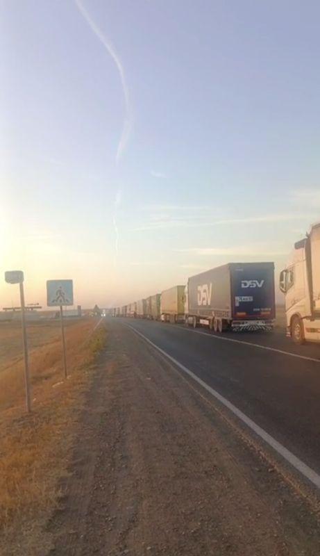 Дальнобойщики требуют решить вопрос с очередями на казахстанско-российской границе