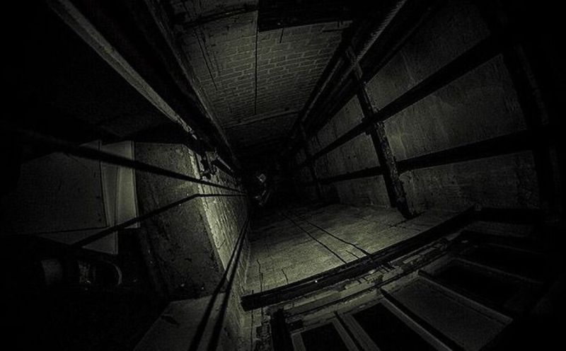 Падение лифта в Семее: трос не выдержал перегруза