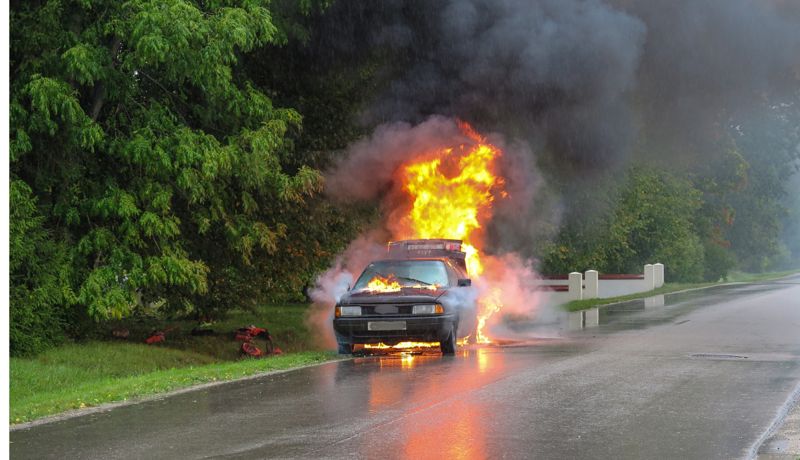 Мужчина поджёг себя и свою машину в Алматы: в полиции рассказали подробности