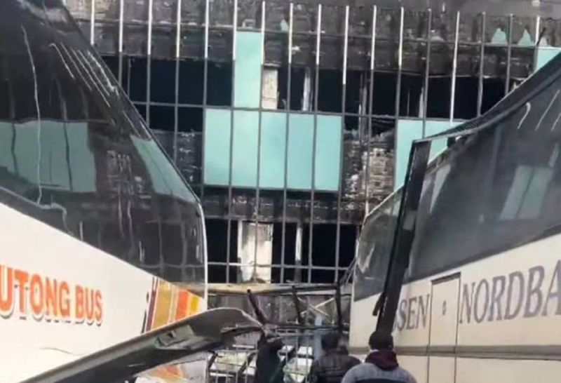 В Семее железная конструкция торгового центра "Акшын" упала на автобусы