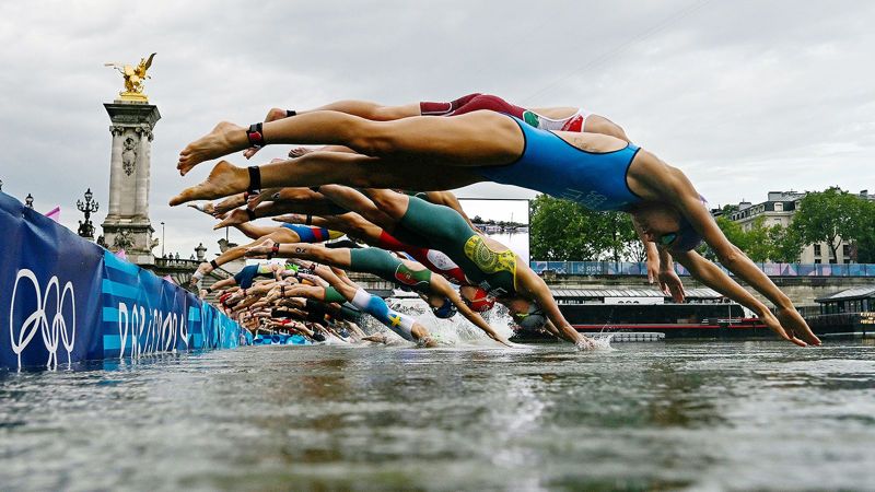 Париж-2024: триатлонистов рвало после заплыва в Сене  