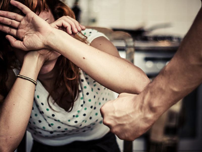 Легко отделался: в Шымкенте мужчина жестоко избил незнакомку с букетом цветов