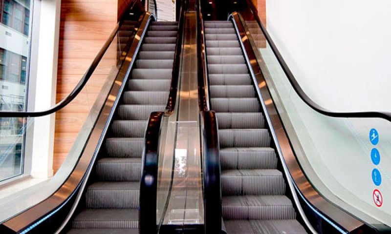 Травмировал пальцы: трое детей пострадали на эскалаторе в одном из ТРЦ Астаны