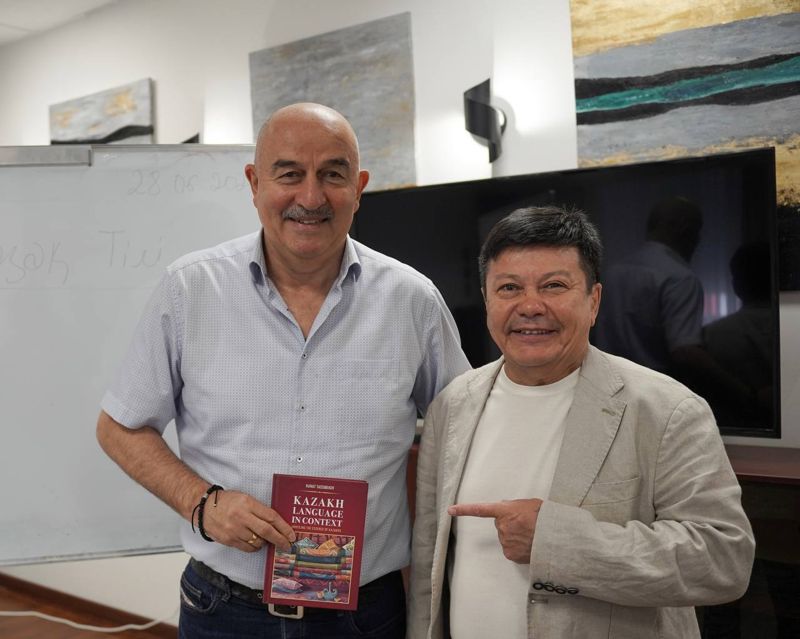 Станислав Черчесов начал ходить на уроки казахского языка