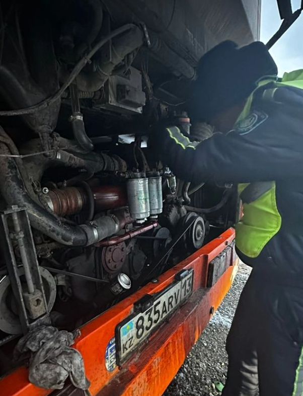 Более 30 человек эвакуировали с трассы в Карагандинской области