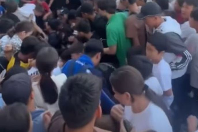 Давку из-за раздачи бесплатных наушников устроила сотовая компания в Актау