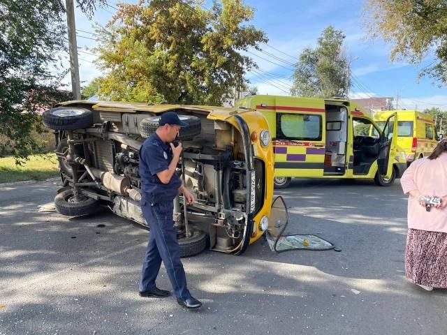 Машина скорой помощи опрокинулась на бок после ДТП в Уральске