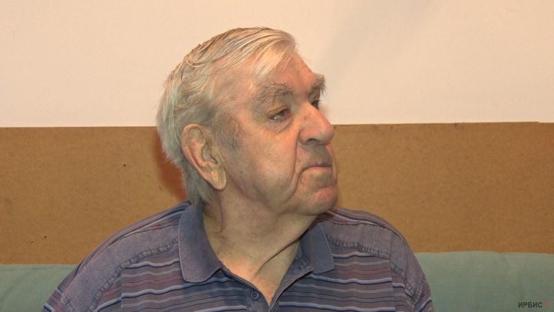 В Павлодаре слепой пенсионер отказывается платить за свет, который не видит