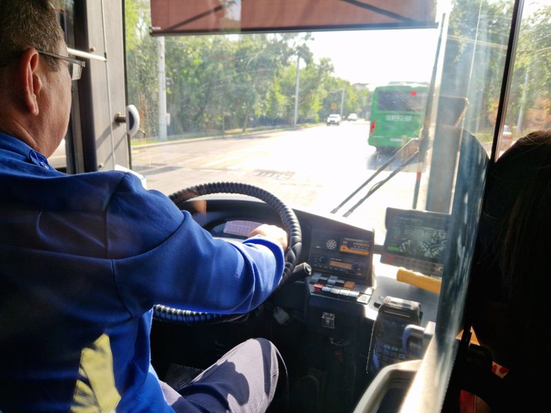 Водителю автобуса брызнули перцовым балончиком в лицо в Алматы