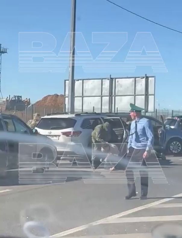 Лицом в асфальт: российские силовики выволокли людей из машин на погранпосту