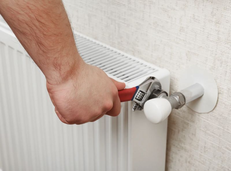 В Темиртау мужчина арендовал квартиру и украл все батареи