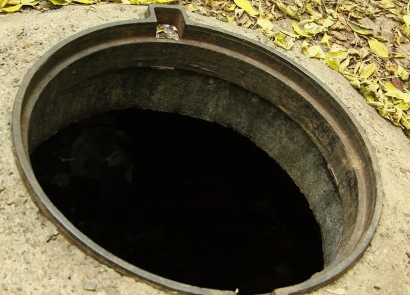 В Талдыкоргане двухлетний ребенок провалился в септик на набережной