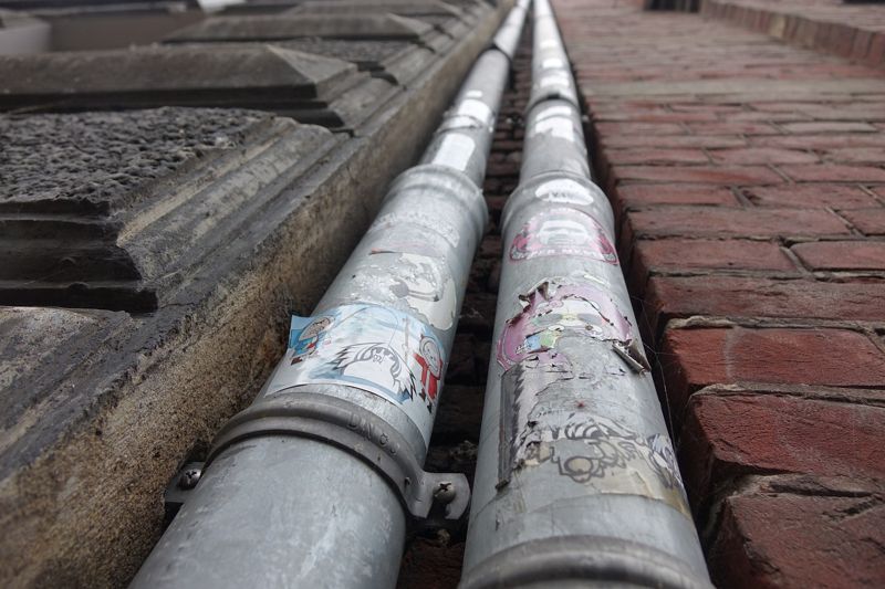 На границе Кыргызстана с Узбекистаном через трубу незаконно переправляли людей