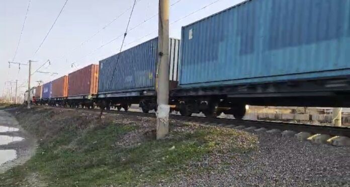 Грузовой поезд сбил парня в Шымкенте