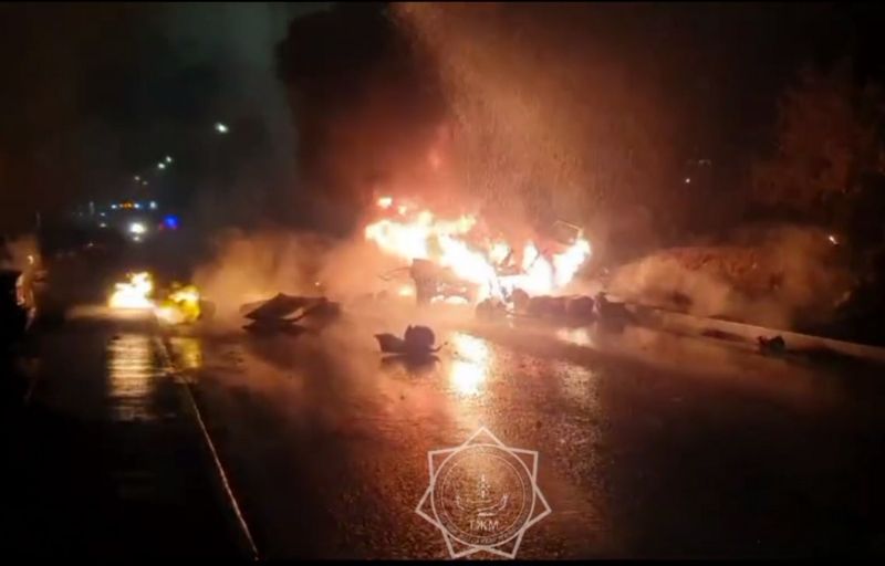 В Астане загорелся грузовик с газовыми баллонами