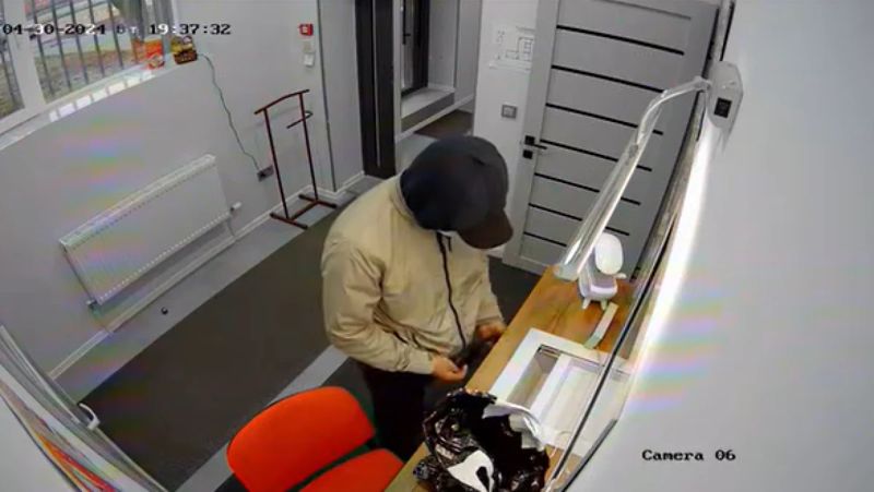 Тактичный грабитель: в Астане неизвестный напал с игрушечным пистолетом на обменник