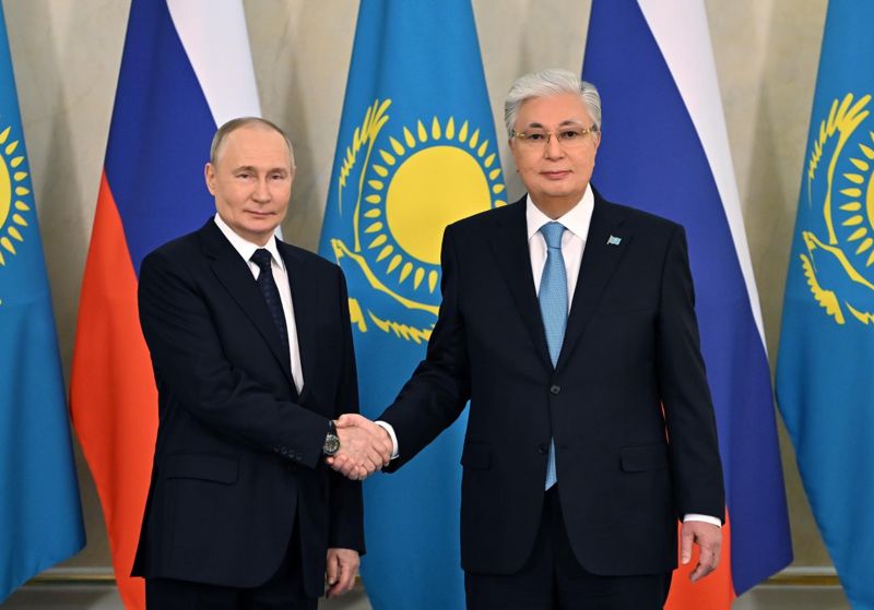 Токаев и Путин провели переговоры в узком составе в Акорде